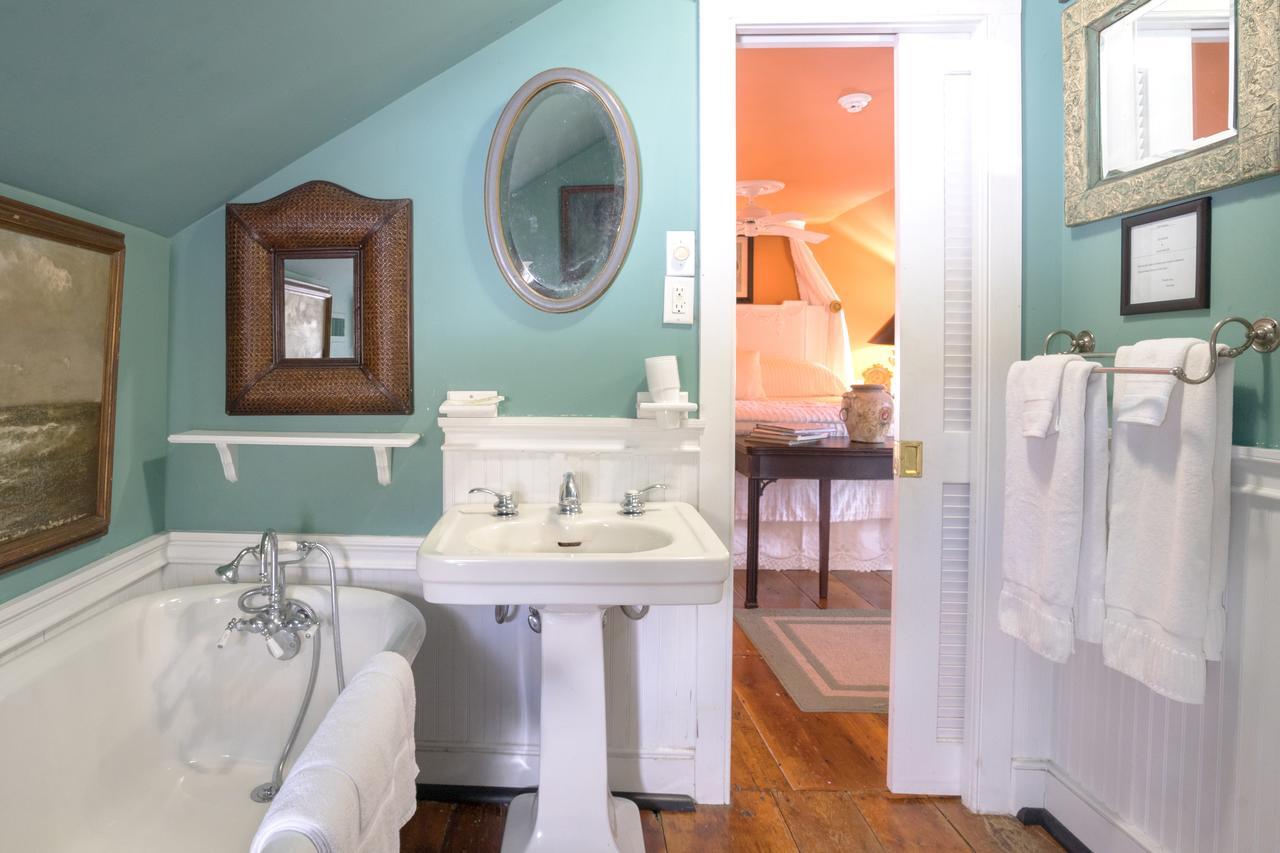 Porches On The Towpath Main House Bed & Breakfast